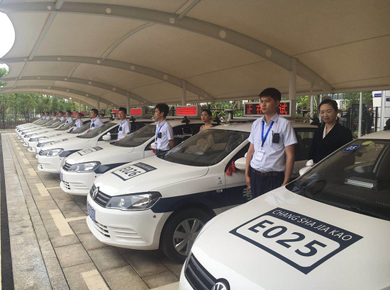 准备进行科目三考试的考官与学员