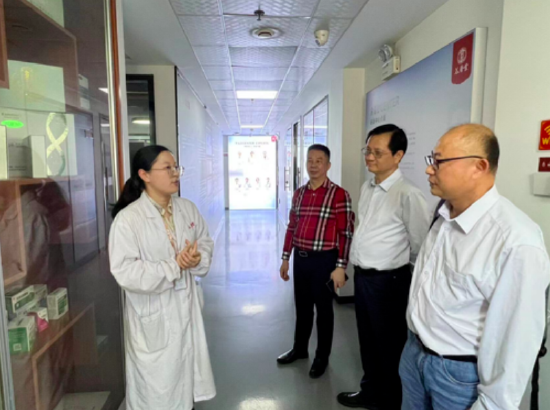 董事长阳吉长陪同调研组在产品研发中心调研。