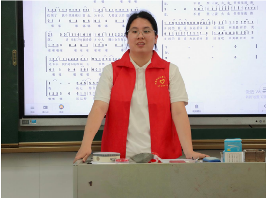 授课老师教认歌谱