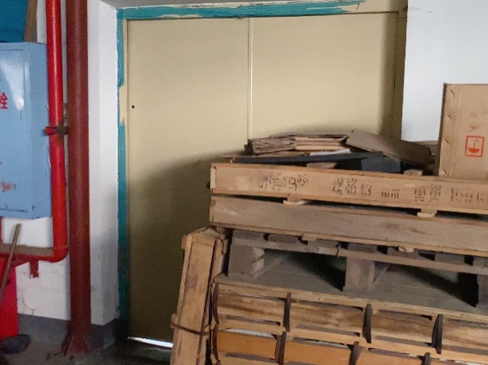 被杂物堵塞的防火门.