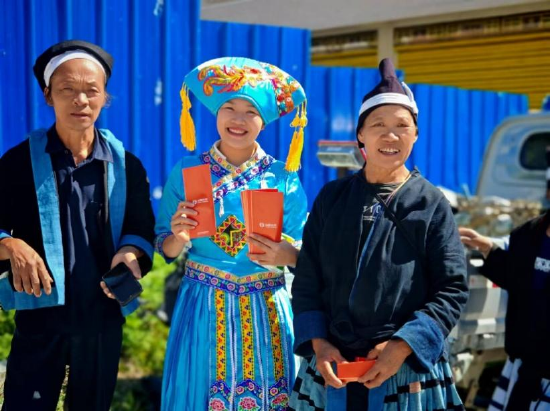 太平人寿广西河池中心支公司身着民族服饰 为南丹县白裤瑶族村民传播金融知识
