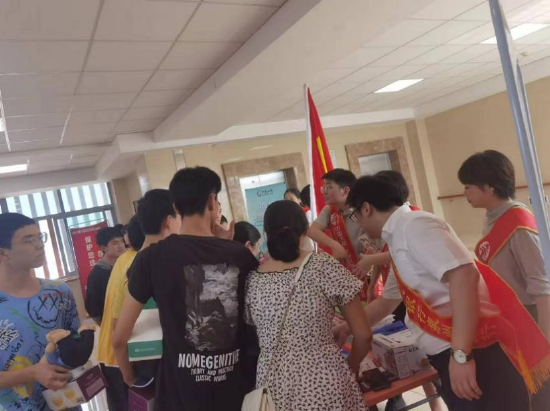 泉州中心支公司宣讲人员为聋哑学生提供金融咨询