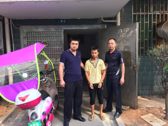 民警抓捕犯罪嫌疑人