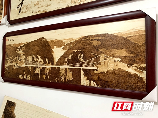 烙铁画作品《玻璃桥》