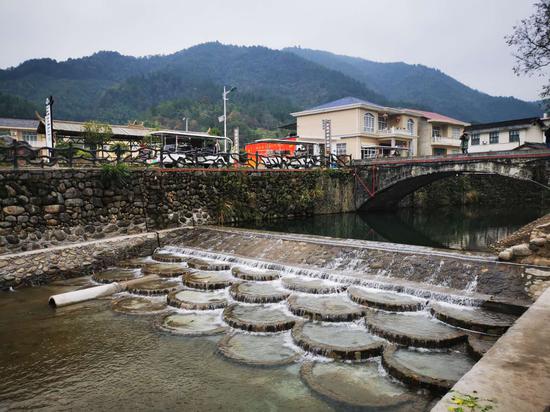 (整治村容,沿溪建设的景观水坝)挥别捞刀河,溯浏阳河而上,大围山脚下