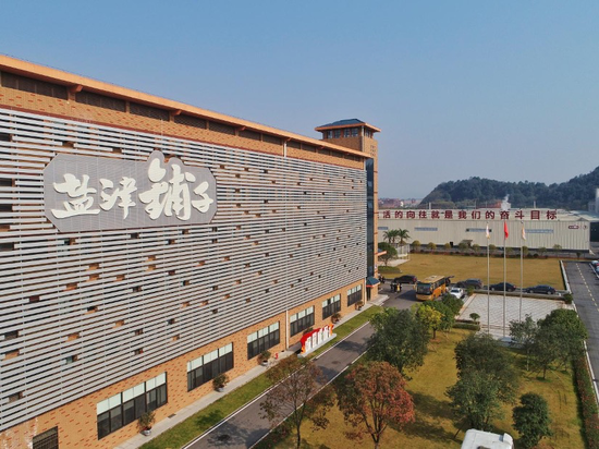 12月24日,盐津铺子工厂"主播"开放日活动在长沙举行,来自湖南大学