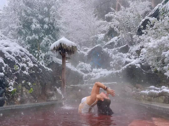 嬉冰雪泡温泉不二门里过大年