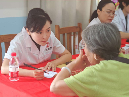 薛丽君教授为社区居民看诊