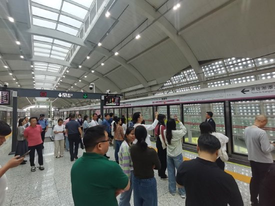 媒体老师们在等候城轨列车进站