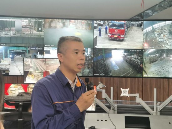 湘钢五米宽厚板厂天车首席技师袁方海向媒体采风团介绍智慧中心情况