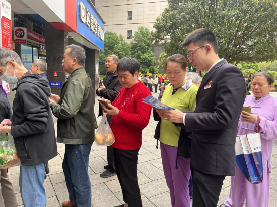 湘府路支行在社区活动广场组织开展人民币金融知识专题宣传活动
