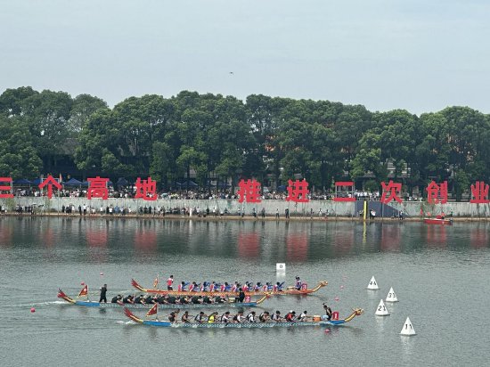 7月13日，2024年环洞庭湖“常野杯”龙舟冠军邀请赛在汉寿县清水湖举行。（刘思佳 摄）