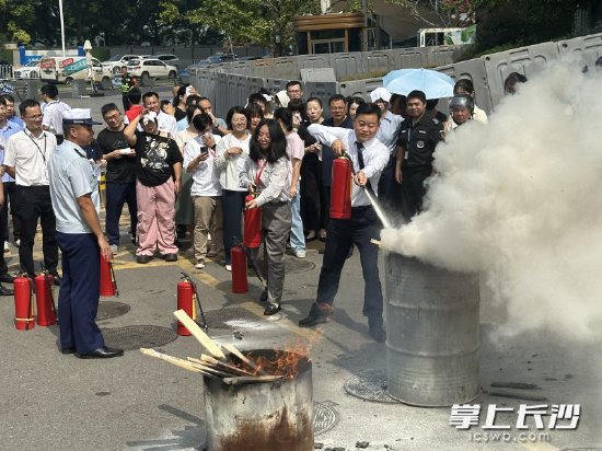 8月30日，长沙市住建局2024年物业工作座谈会暨“红色物业+安全”消防演练观摩活动在天心区华远国际中心举行。 均为长沙晚报全媒体记者陈焕明摄