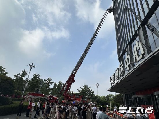 “红色物业+安全”消防演练现场。