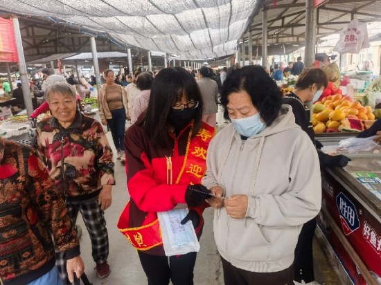 内蒙古巴彦淖尔中心支公司前往农贸市场 为消费者发放《一封关于权益保护与智慧选择的公开信》