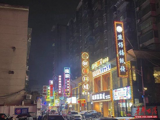 岳阳市烧烤夜宵一条街(马如兰 摄)