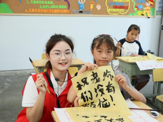 授课老师与学生作品合影