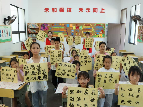 全体学生与志愿者合影