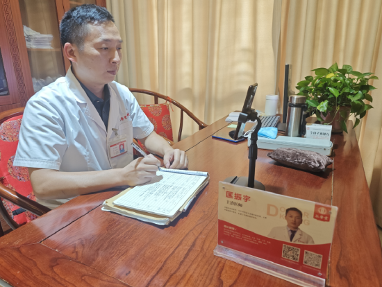 (匡振宇医师正在为外省病患进行远程视频诊疗)