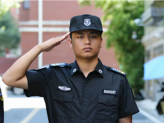 员将陆续更换配有保安员编号和标有衡阳字样胸徽的新式保安员服装上岗