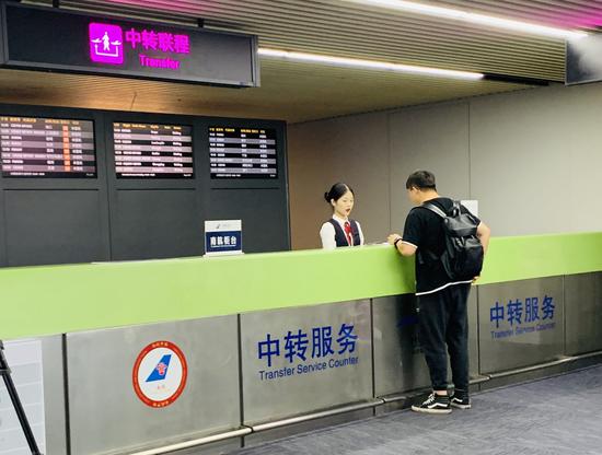 非团队旅客抵达机场后,可自行前往中转服务柜台向工作人员提出申请