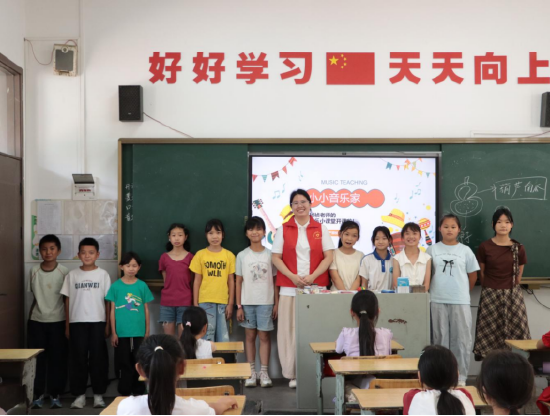 授课老师与侗族歌舞团同学合影&nbsp;