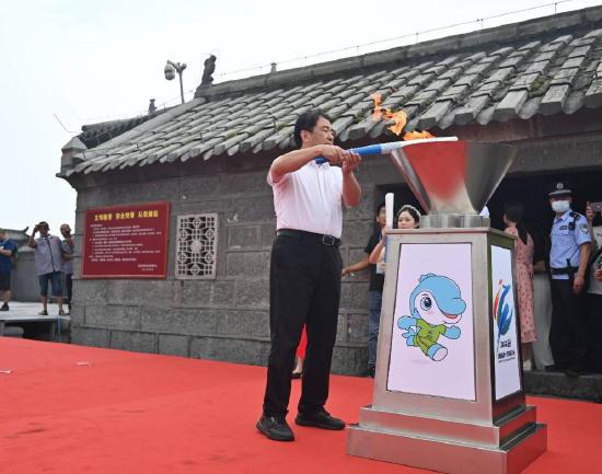岳阳市委书记曹普华点燃圣火盆。
