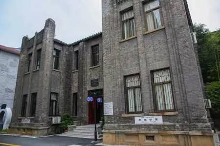 周南实验学校校内华兴会旧址"龙府",门内模仿当年西园龙府,复原了华兴