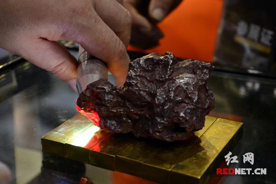 展会上,价值千万的"辰砂王"惊艳全场.