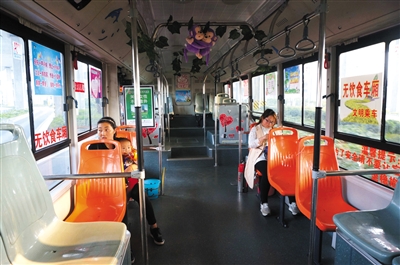 郑州首推女性公交有乘客称歧视男性