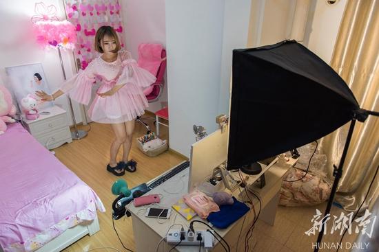 3月30日,萱萱在卧室里直播跳舞.