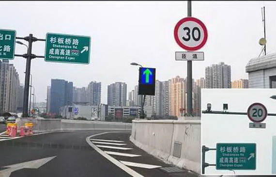 还有就是千万不要等进入匝道再减速,道理很简单,因为转弯的瞬间汽车