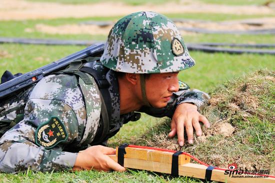 图为爆破手准备作业