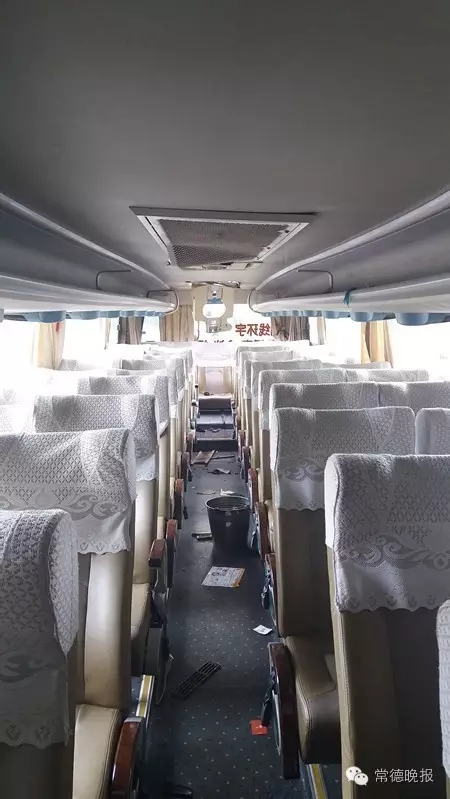 车内尾部通风口垂下,空调出风口不停滴落水珠,水流了一地,车内地面也