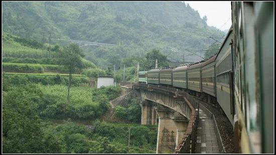 日讯(记者 聂千川 通讯员 陈涛)今日11时31分,焦柳铁路湘西古丈县墨戎