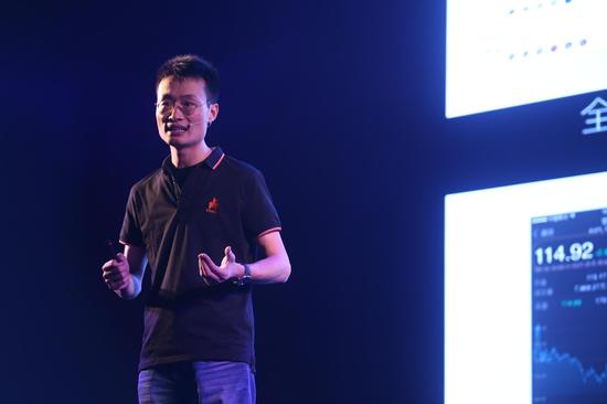 微牛发布会现场,福米科技ceo王安全先生向与会嘉宾介绍产品