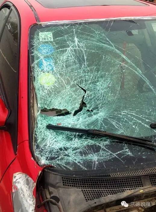 小轿车前档风玻璃受到猛烈撞击,已经破碎. 李龙 摄