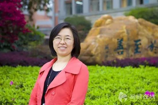 带学生读《红楼梦》 明德教师蒋雁鸣有点儿不一样