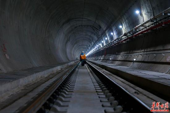 和口罩,在湖南省境内唯一有联锁设备的地下站——洞井站依次进入隧道