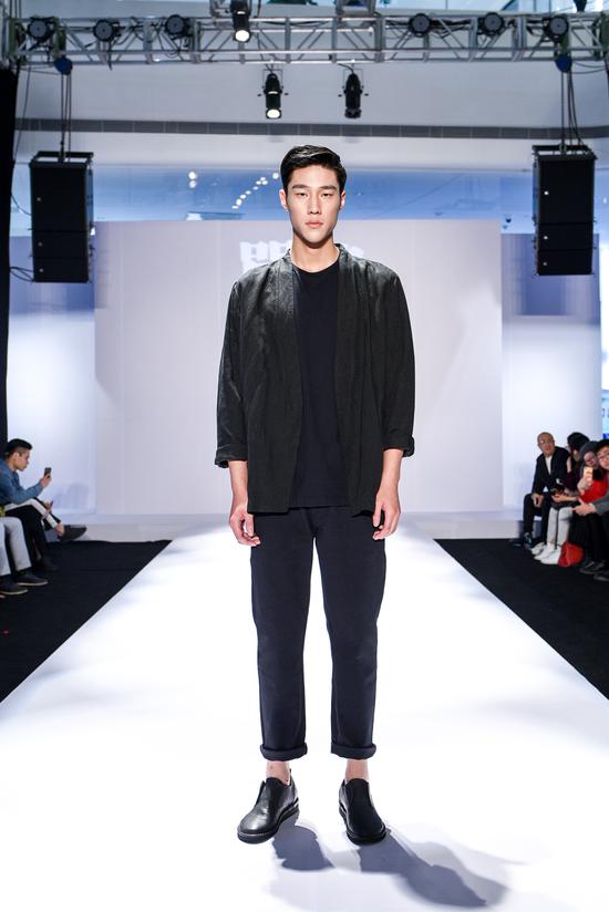 中国首席男模惊艳亮相海信广场时装秀刮起闲适风
