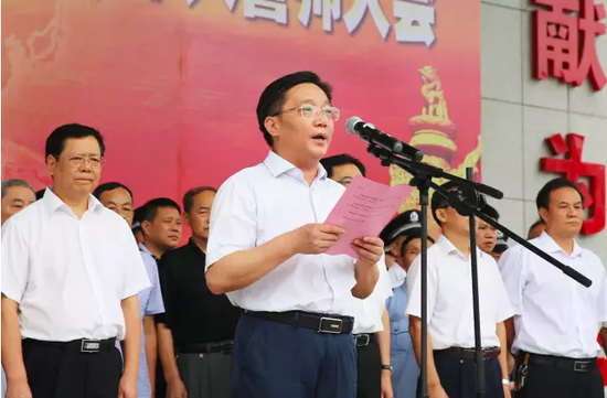 市人大常委会副主任胡先荣主持会议