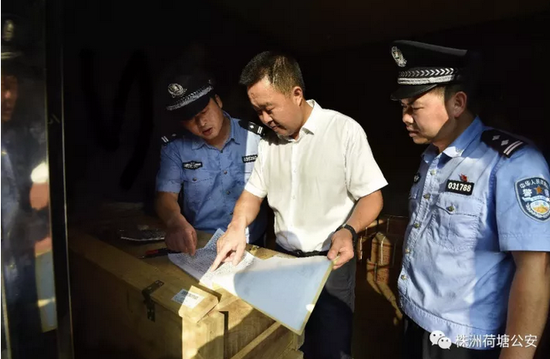 成良池同志仔细查看民爆物品台账