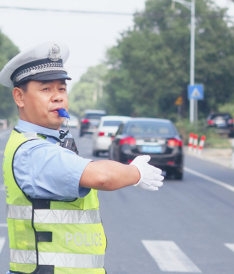 10月1日,益阳市公安局交警支队民警在街面指挥交通,保障道路交通安全