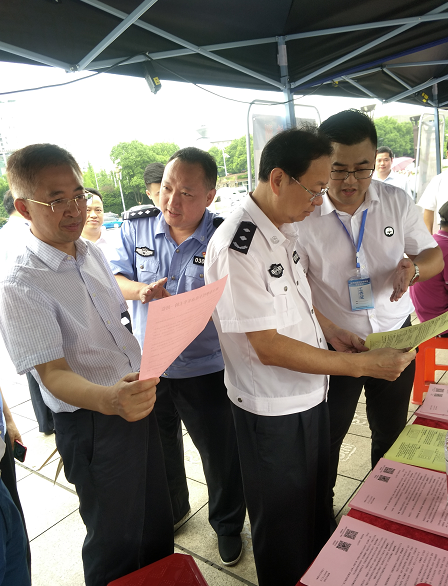 李晓葵询问工作人员两车防盗登记过程