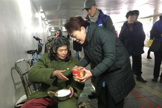 "外面这么冷,我们送您回家吧!" 唐白玉长沙街头为流浪人员送温暖