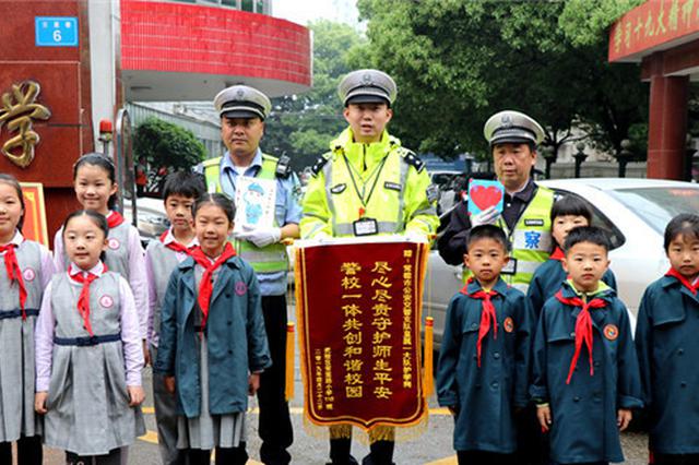 常德交警多年来坚守"护学岗" 师生送锦旗致谢