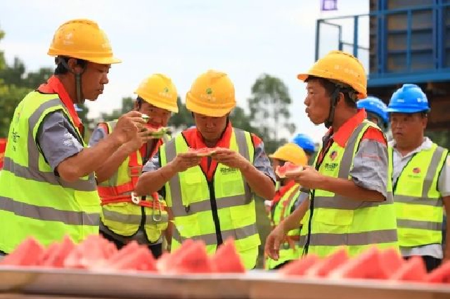 芙蓉国评论丨为高温下的劳动者撑一把“遮阳伞”