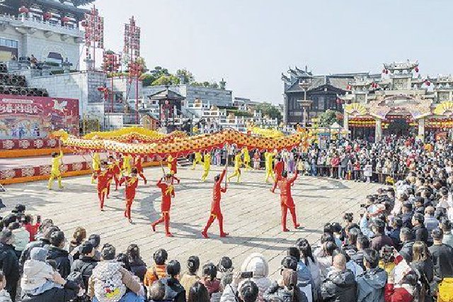 春节期间,众多游客在长沙铜官窑国风乐园观看表演。长沙晚报全媒体记者 周数邑 通讯员 叶友朋 冷文娟摄影报道
