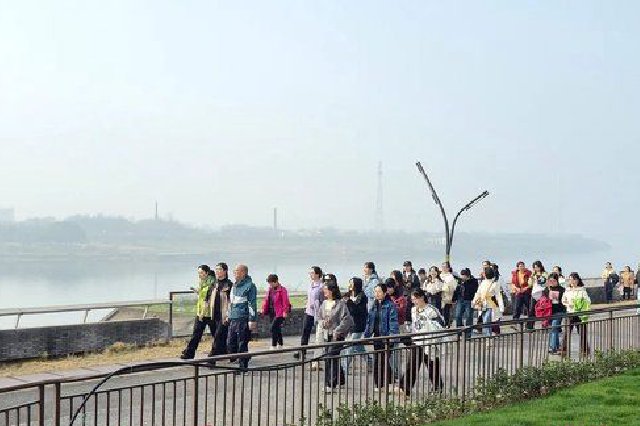 市民一边徒步，一边欣赏沿途春景。