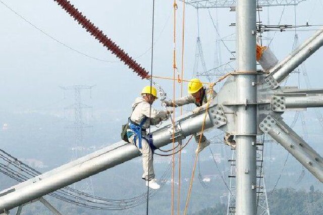 国网湖南超高压输电公司工作人员带电安装防风偏拉索装置。图片均由通讯员提供